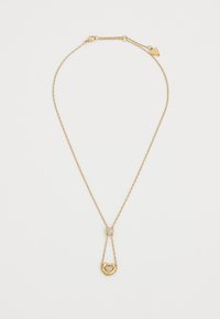 Gouden ketting met een gedraaid schakelsysteem, met een hartvormige hanger versierd met een textuur aan de rand en een kleine versiering erboven.