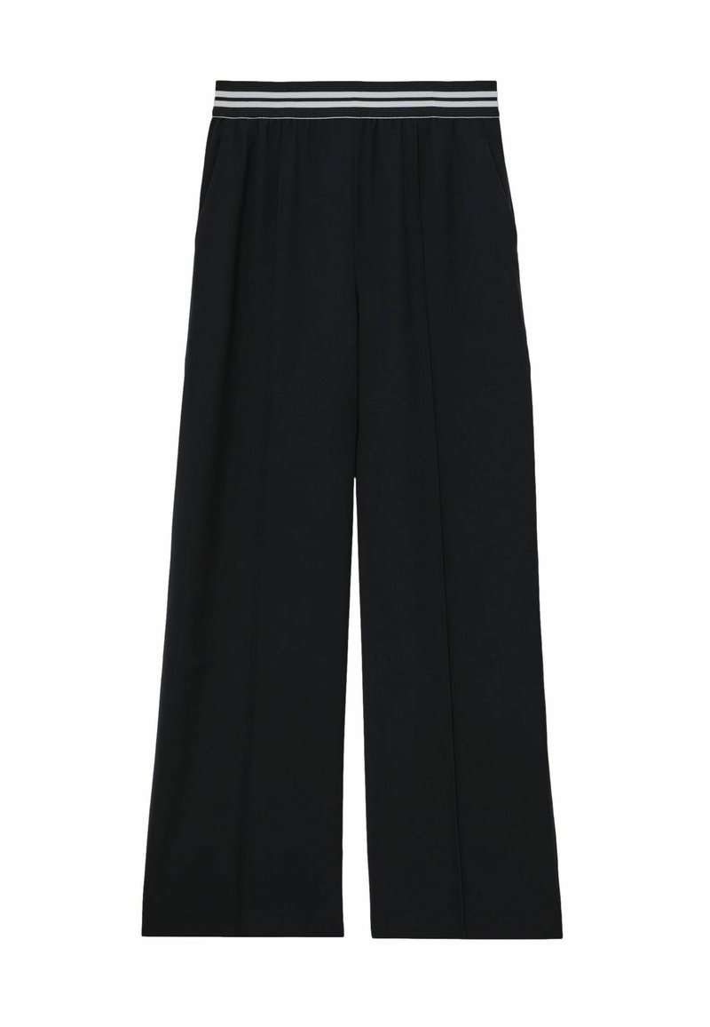 Pantalon large noir avec une ceinture élastique ornée de deux rayures blanches. Fabriqué en tissu doux, conçu pour une coupe ample.