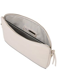 Lys beige læderclutch med en glat overflade, guldlynlås og indre lomme til kort. Åbent udsyn afslører et rummeligt hovedrum.