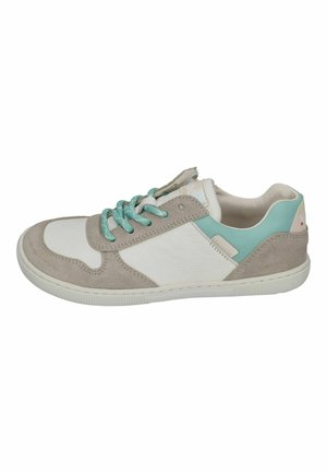 Niedriger Sneaker aus weißem Leder, mit beigen Wildleder-Überlagerungen, hellblauen Akzenten und passenden blauen Schnürsenkeln auf einer weißen Gummisohle.