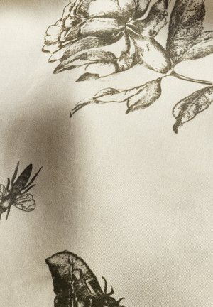 Czarno-biały szczegółowy rysunek róży z liśćmi i dwoma pszczołami na jasnym, teksturowanym tle tkaniny.