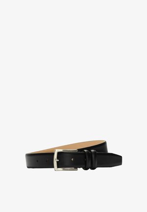Ceinture en cuir noir avec boucle rectangulaire argentée et deux passants, présentée enroulée sur un fond blanc.