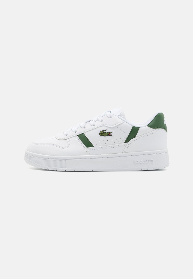 Białe skórzane sneakersy z zielonymi akcentami, z wiązanym zapięciem, perforowanymi detalami i podwyższoną gumową podeszwą. Wyeksponowane logo Lacoste.