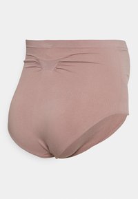 Sous-vêtements taille haute et sans coutures en tissu léger et doux de couleur rose pâle. Présente un léger froncé à l'avant et des bords lissés pour plus de confort.