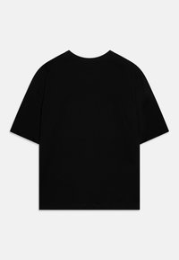 Zwarte katoenen t-shirt met korte mouwen, een ronde halslijn en een relaxed fit. De stof lijkt glad en mat zonder zichtbare patronen of accenten.