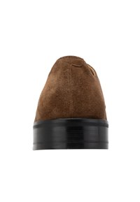 Ruskea mokkanahkainen liukas kenkiä, jossa on pyöreä kärki, musta tekstuuroitu ulkopohja ja minimalistinen muotoilu. Tasainen pinta ilman näkyviä kuvioita.