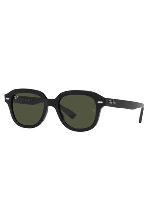 Occhiali da sole neri con montatura ottagonale, lenti verdi e finitura lucida. Presentano il marchio Ray-Ban sulle astine e un design audace.