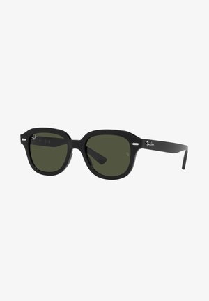 Occhiali da sole neri con montatura ottagonale, lenti verdi e finitura lucida. Presentano il marchio Ray-Ban sulle astine e un design audace.