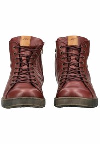 Zapatos de cuero marrón hasta el tobillo con punta redondeada, superficie texturizada, sistema de cordones prominente, suela de goma y acento de cuero beige en la lengüeta.