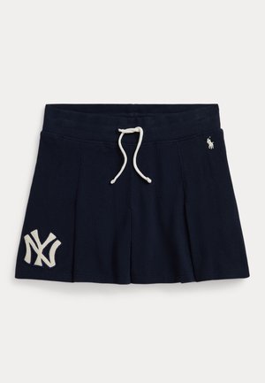 Donkerblauwe geplooide rok met wit trekkoord en New York Yankees-logo aan de linkerkant en klein Polo-speler-logo aan de rechterkant.