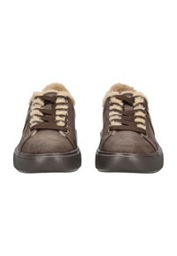 Baskets marron avec une surface texturée, dotées d'une doublure en fausse fourrure, de lacets contrastants et d'une semelle en caoutchouc durable. Design simple, style décontracté.