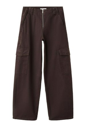 Pantalones cargo marrón oscuro de pierna ancha con cremallera frontal y bolsillos con solapa en cada muslo, sobre un fondo blanco.