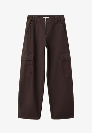 Pantalones cargo marrón oscuro de pierna ancha con cremallera frontal y bolsillos con solapa en cada muslo, sobre un fondo blanco.