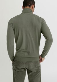 hessnatur Strickpullover - oliv