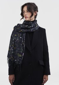 Sciarpa a motivo floreale nera con accenti di viola, giallo e verde. Realizzata in tessuto morbido, presenta bordi frangiati e drappeggi sovrapposti.