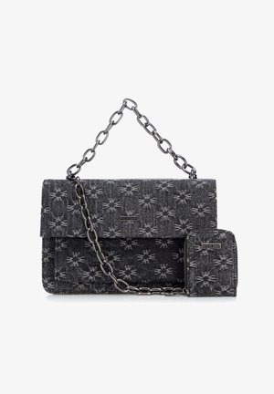 Grijze stoffen handtas met een zilveren kettinghandvat, ontworpen buitenkant, magnetische klepsluiting en een bijpassende kleine portemonnee eraan bevestigd.