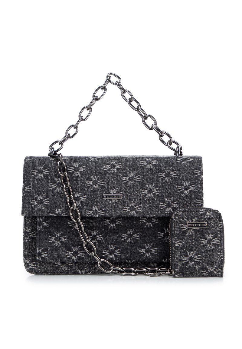 Grau farbige Stoffhandtasche mit silberner Kettenhenkel, gemustertem Äußeren, magnetischem Klappenverschluss und einer dazu passenden kleinen Geldbörse.