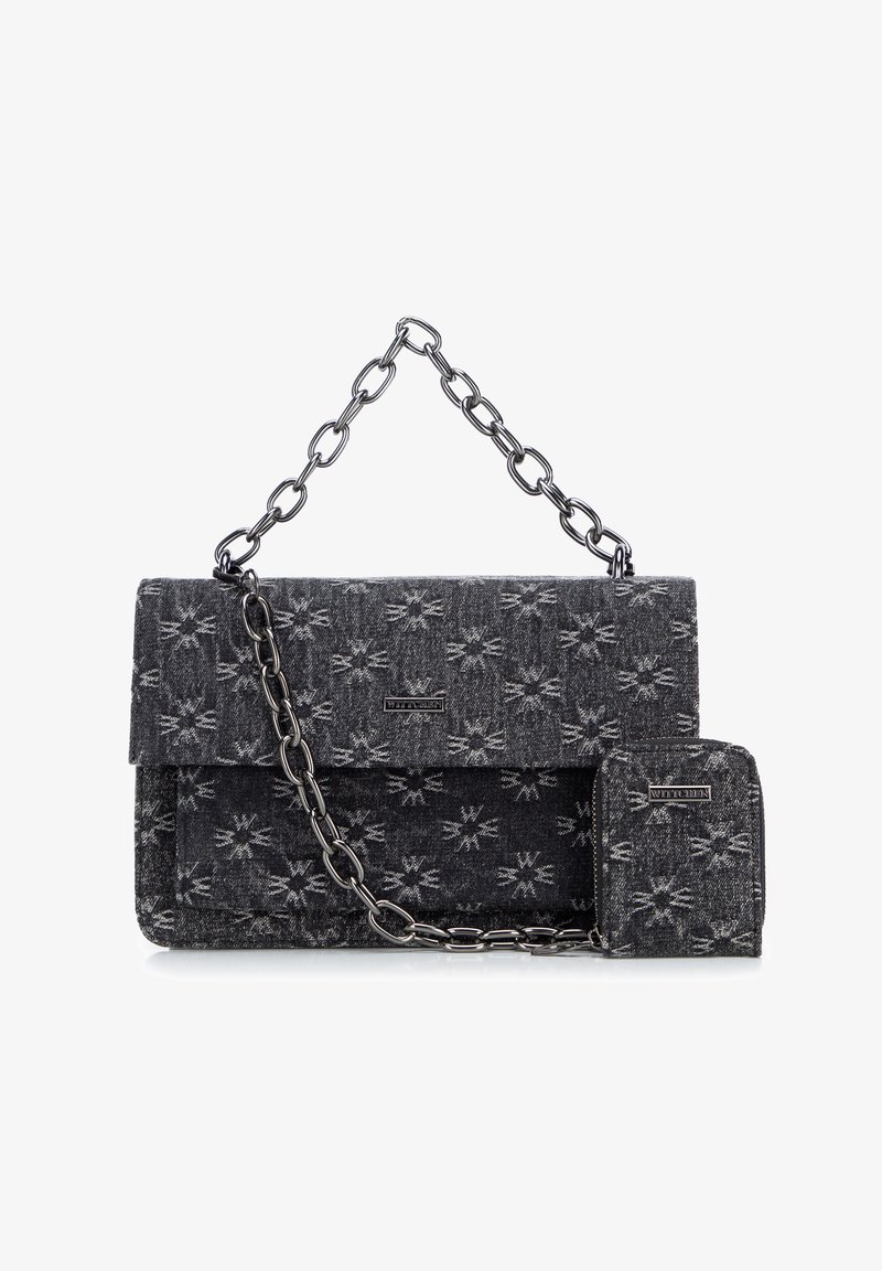 Šedá textilní taška s handlem ze stříbrného řetízku, vzorovaný exteriér, magnetické uzavírání na klapku a připojená odpovídající malá peněženka.