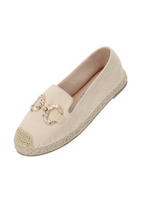 Scarpe slip-on in suede beige con punta arrotondata, fibbia decorativa dorata e accenti di strass. Presentano una suola in juta intrecciata.