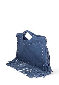 Borsa in suede blu con borchie metalliche e lunghi dettagli in frange sui lati e sul fondo, con manici intagliati.