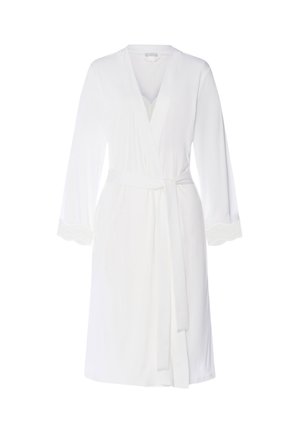 Accappatoio bianco fino al ginocchio con maniche lunghe, polsini smerlati, chiusura davanti a incrocio e cintura in tessuto abbinato annodata in vita.