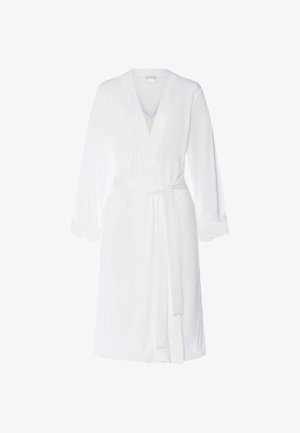 Weißer knielanger Bademantel mit langen Ärmeln, gewellten Bündchen, Wickelvorderseite und passendem Stoffgürtel, der in der Taille gebunden ist.