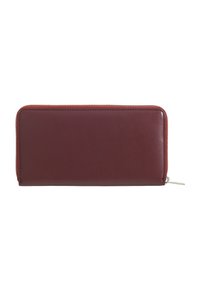 Portafoglio in pelle bordeaux con texture liscia e chiusura con zip. Presenta una forma rettangolare e cuciture ordinate lungo i bordi.