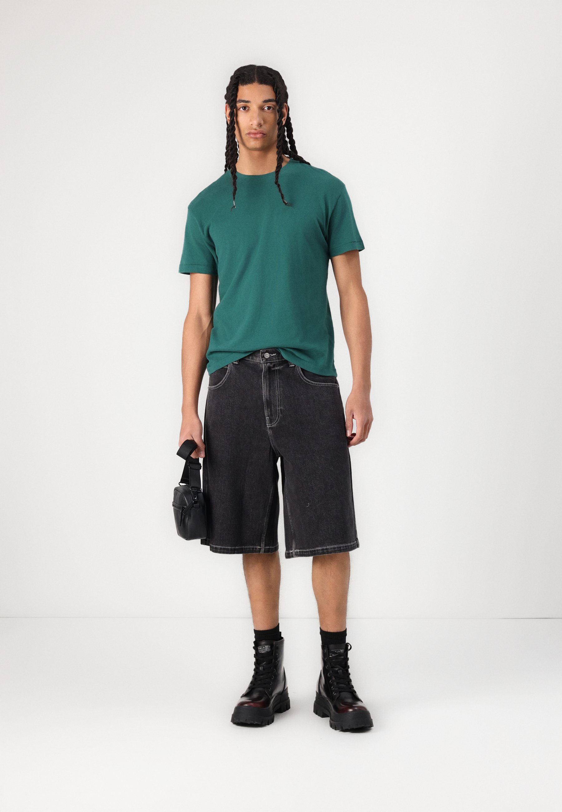 Hollister Co. SUPER BAGGY JORT - Denim shorts - dark wash/black