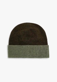 Gorro de punto en marrón oscuro con un dobladillo verde acanalado texturizado que se dobla hacia arriba. Compuesto de un material suave y cálido, que muestra sutiles variaciones de color.