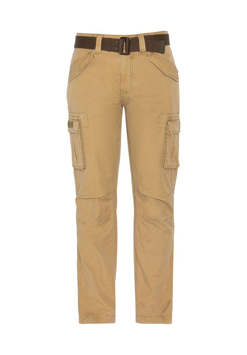 Khaki cargobroek met een bruine riem, voorzien van meerdere zijzakken, gestikte details en een ontspannen pasvorm. Gemaakt van duurzame stof.