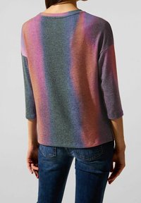 Košile s třičtvrtinovými rukávy v přechodových barvách, který se mění z šedé do růžové a fialové, s uvolněným střihem a měkkou texturou.