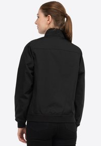 Schwarze Bomberjacke mit hohem Kragen, gerippten Bündchen und tailliertem Bund. Glatte Textur ohne sichtbare Muster oder Beschläge.