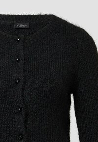 Schwarze Strickjacke mit rundem Ausschnitt, ausgestattet mit sechs glänzenden schwarzen Knöpfen auf der Vorderseite und einem strukturierten, weichen Stoff.