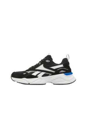 Scarpa sportiva bianca e nera con accento blu sul tallone, suola bianca spessa e frontale con lacci, vista dal lato esterno.