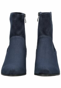 Bottines en suede bleu marine avec une texture lisse, un bout arrondi et des zips latéraux. Présente un design subtil sans motifs visibles.