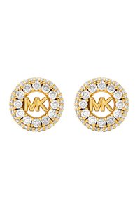 Pendientes de stud redondos de oro con cristales claros que rodean un logo "MK" elevado en el centro sobre un fondo blanco.