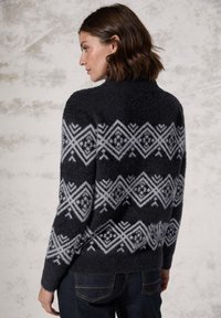 Zwarte en grijze gebreide pullover met een geometrisch patroon, hoge kraag en textiel stof. Passende mouwen en zoom.