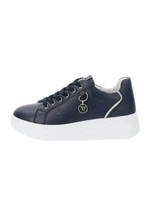 Sneaker in pelle blu con suola piatta bianca, dotato di lacci sul davanti, motivo impresso e dettaglio metallico con charm del logo.