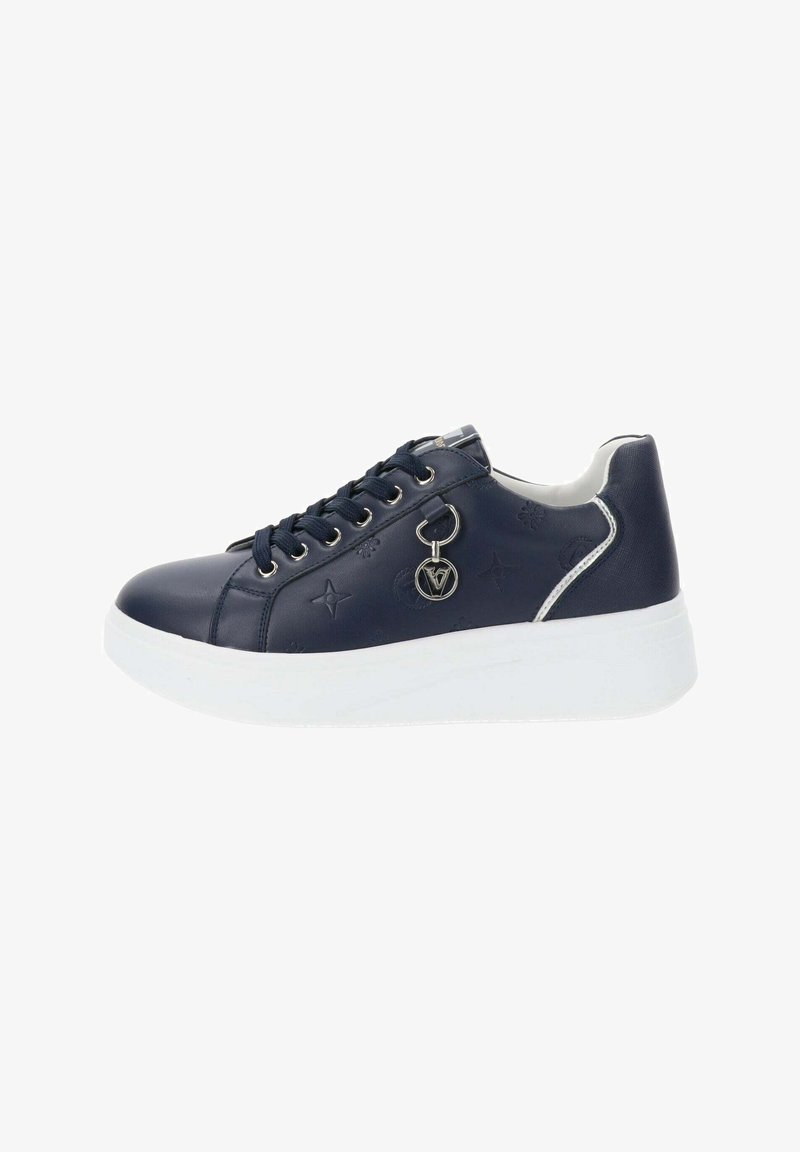 Marineblauwe leren sneaker met een witte plateauzool, voorzien van een vetersluiting aan de voorkant, een reliëfpatroon en een metalen accent met logo hanger.