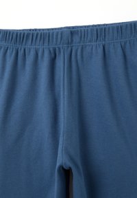 Pantalones de algodón azules con cinturilla elástica, mostrando la costura central delantera y la textura de la tela sobre un fondo blanco.