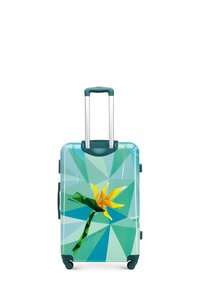 Maleta rígida con un diseño geométrico que presenta tonos verdes y azules, un motivo de flores amarillas, mango retráctil y ruedas.