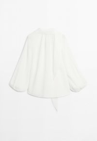 Witte blouse met lange mouwen, ruime mouwen, een aansluitende manchet en een stoffen strik die aan de achterkant van de kraag hangt.