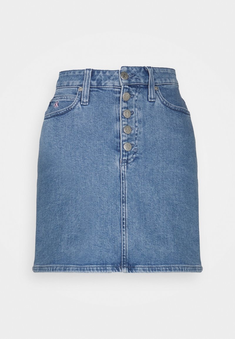 Falda de mezclilla azul con cintura alta, cierre frontal de cinco botones y dobladillo cosido. Cuenta con bolsillos delanteros y un pequeño logo bordado en el lateral.