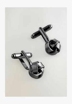 Sorte metal manchetknapper med et snoet knudedesign, der har glatte overflader og runde ender til fastgørelse. Generelt poleret udseende.