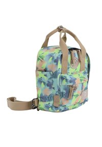 Zaino mimetico nei colori verde, marrone e blu. Realizzato in tessuto resistente, dotato di manico superiore, tracolla regolabile e tasca frontale.