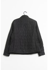 Schwarze gesteppte Jacke mit einem strukturierten Kragen und langen Ärmeln. Sie hat eine glatte Textur mit horizontalen Steppnähten im gesamten Design.