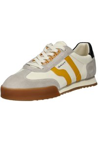Sneakers con una combinazione di pelle bianca, camoscio grigio e strisce gialle, con una suola in gomma marrone e lacci bianchi. Accentatura nera sul tallone.