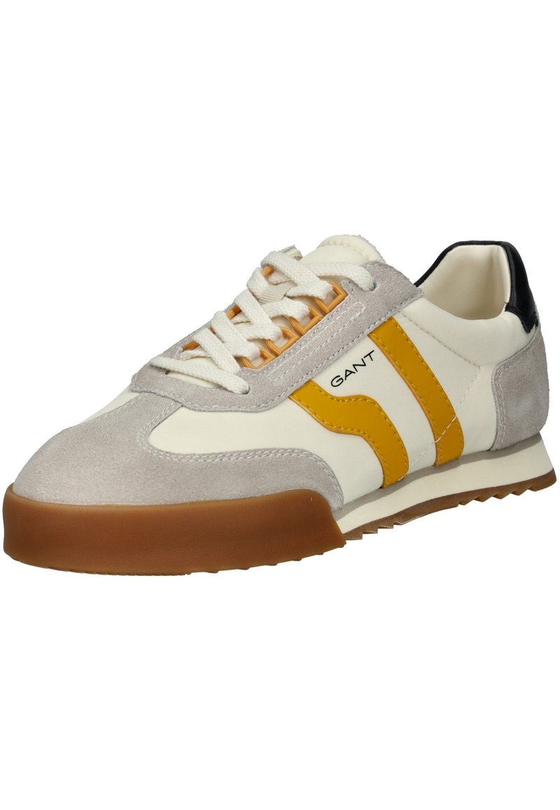 Sneakers con una combinazione di pelle bianca, camoscio grigio e strisce gialle, con una suola in gomma marrone e lacci bianchi. Accentatura nera sul tallone.