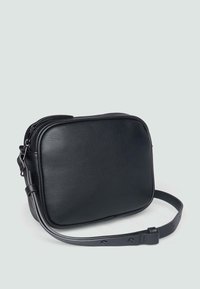 Schwarze Leder-Crossbody-Tasche mit rechteckiger Form, glatter Textur, Reißverschluss und verstellbarem Gurt. Merkmale ein minimalistisches Design.
