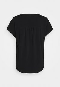 Czarna bluzka z krótkim rękawem, okrągłym dekoltem i plisą z tyłu, prosty dół z zaokrąglonymi rogami.